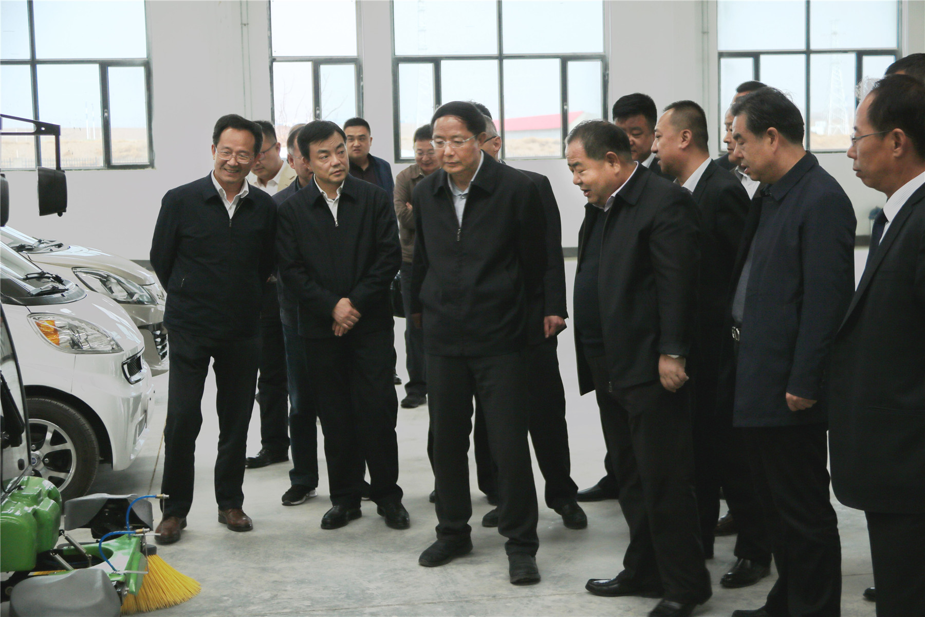甘肅省政協(xié)主席、黨組書記歐陽堅一行蒞臨蘭州新區(qū)“亞太伊士頓電梯”廠、 “亞太新能源汽車”廠參觀考察！